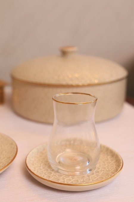 طقم 6 كاسات شاي زجاج سادة مع صحن بورسلان